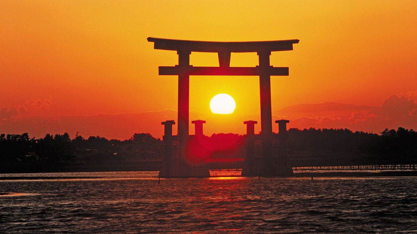 shrine-travel-sunrise-grand-gate-itsukushima-miyajima-a-holy-place-for